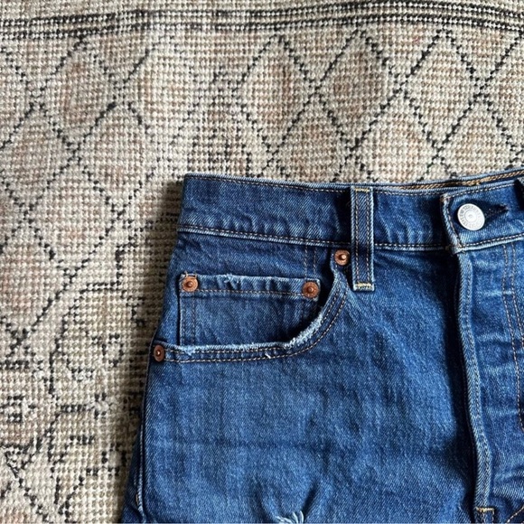 Levi’s Ribcage Shorts - Picture 2 of 7